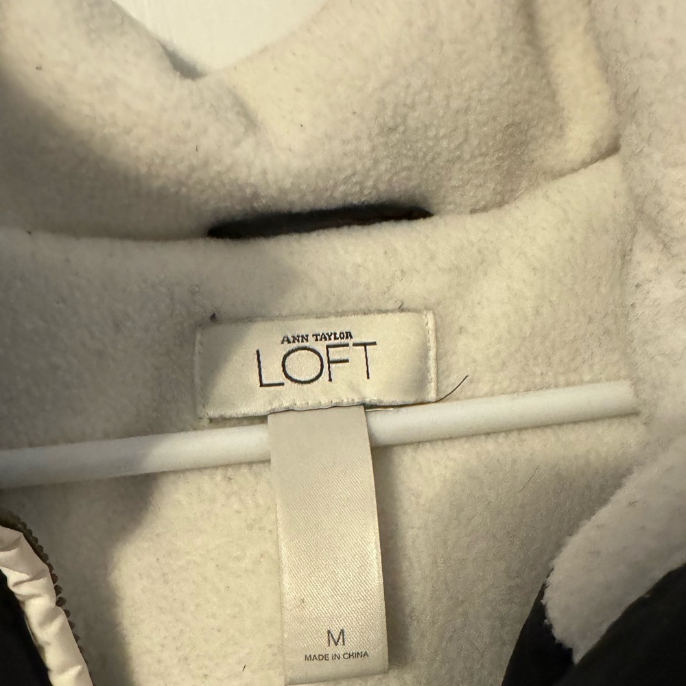 Adorable Warm‎ Trendy Zip vest with hood! Puff style. So fashionable. Medium - Picture 3 of 9
